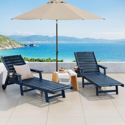 Ensemble de 4 chaises longues de patio en PEHD à grain de bois, chaises de piscine d'extérieur inclinables à 5 positions avec accoudoirs, porte-gobelet amovible et roues de transport, capacité de 500 lb pour la terrasse, le bord de la piscine et la cour, bleu