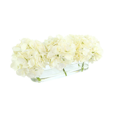 Hortensias disposés dans un vase ovale
