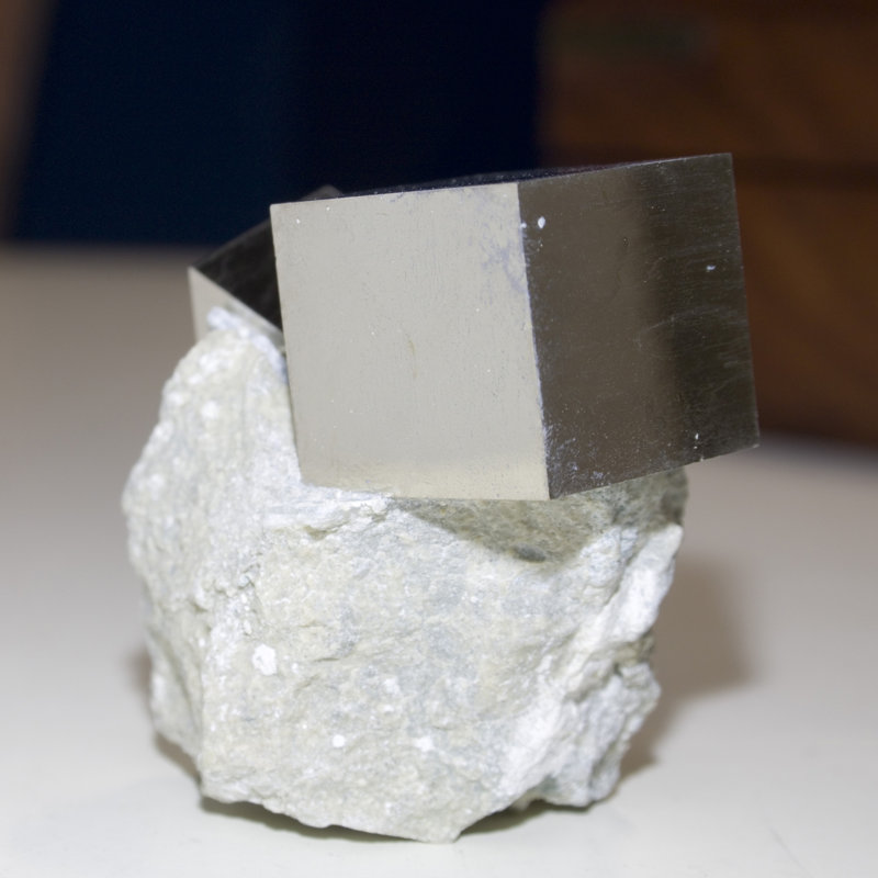 Double pyrite cubique sur cristal