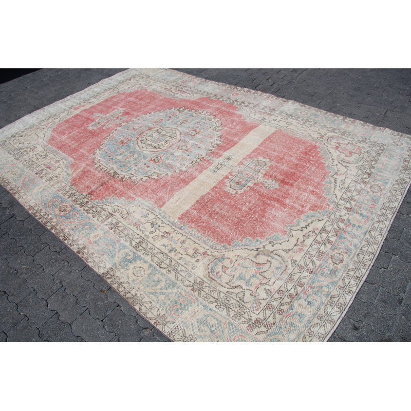 Tapis turc rétro Anatolian d'aspect vieilli avec un design en laine rose et médaillon pour le salon