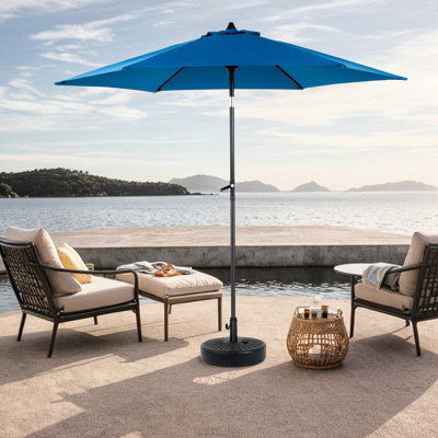 Parasol de table d'extérieur 9 pi - bleu foncé. Structure avec 6 nervures. Manivelle facile à utiliser. Pour la cour, la piscine, la terrasse. Conception à nervures 100%. Fonctionnement