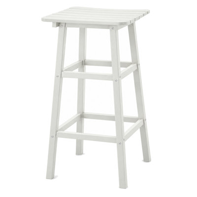 Table de bar d'extérieur carrée de 107 cm (42 po), aspect bois, hauteur du bar, pieds robustes évasés avec traverses supérieures et inférieures, fini blanc mat, idéal pour balcon, terrasse ou jardin.