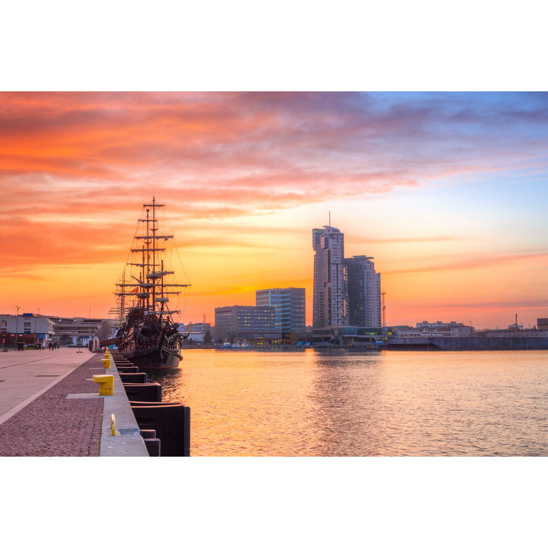 Sonnenuntergang in der Stadt Gdynia - Kunstdrucke auf Leinwand