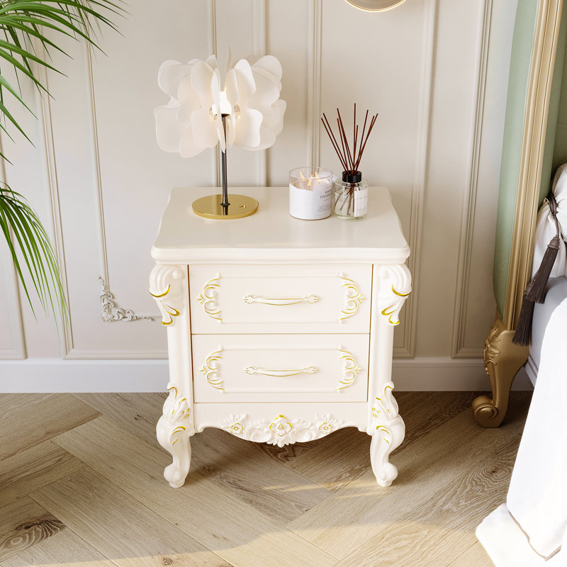 Élégante table de chevet blanche avec deux tiroirs et des accents dorés