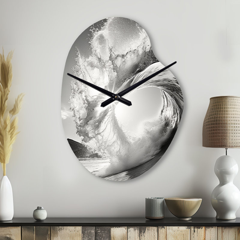 Photo en noir et blanc Wave I - horloge de plage asymétrique en métal, impression d'horloge en métal de forme unique grise