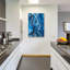 «Glow Of Blue Quartz» par Svetlana Aleynikova, art mural en verre acrylique, 24 po x 36 po