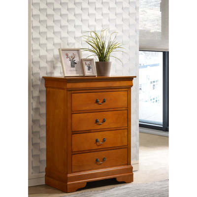 Commode 4 tiroirs en chêne Glory Furniture G3160 - Chambre intemporelle avec bases ornées Tiroirs à queue d'aronde anglaise pour la durabilité guides centraux sécuritaires en métal Tarnish - quincaillerie et moulures courbées élégantes
