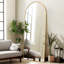 Miroir surdimensionné arqué en métal surdimensionné-570231696-570093160