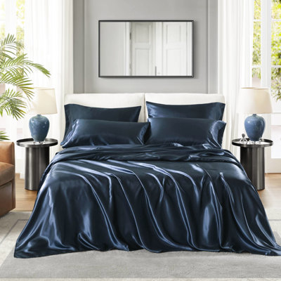 Drap simple en satin de luxe - Froissé - Élégance. Convient à des matelas de 16 po ou moins. Comprend 1 drap plat, 4 taies d'oreiller et 4 taies décoratives. Doux et soyeux pour les cheveux. Bleu foncé, 100%. Laver à l'eau froide
