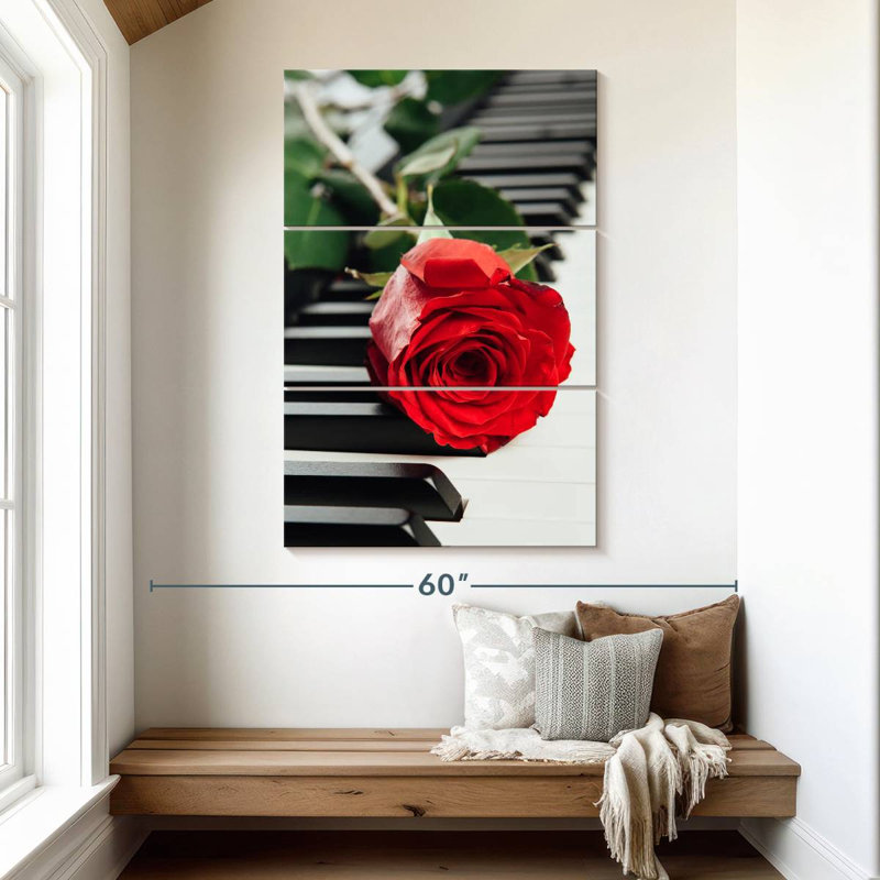 Hardie, rose rouge sur piano, H 50 po x l 32 po