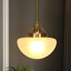 Luminaire suspendu simple avec détails en verre givré