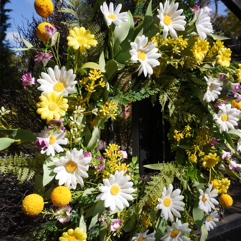 Couronne de printemps ensoleillée et marguerite jaune