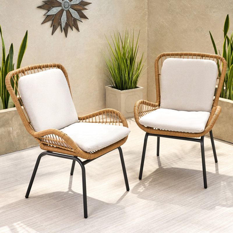 Fauteuils bruns près de la piscine - Tabourets élégants et chaises compacts pour les repas