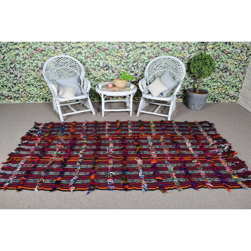 Le tapis turc rayé vibrant offre un design traditionnel pour un décor de salon unique
