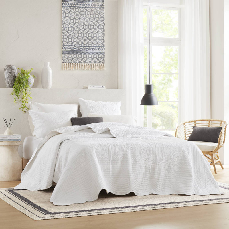 Collections Etc Floral Embroidered Scalloped Edge Quilted Bedspread Full Gender Neutral Light Blue