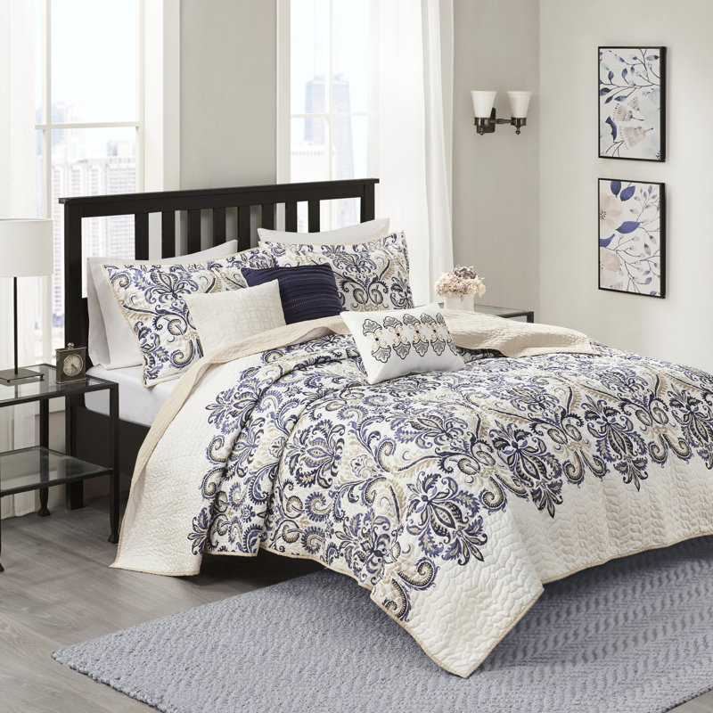 Courtepointe avec coussins, bleu marine, double. Motif cachemire 100% microfibre. Revers doux. 2 taies décoratives, 3 coussins décoratifs. Courtepointe 6 pièces
