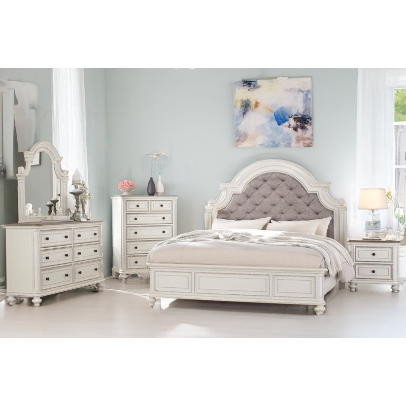 Nina Antique White Upholstered Tufted Panel Bedroom Set, Très grand, Cinq pièces : lit, table de chevet, commode, com