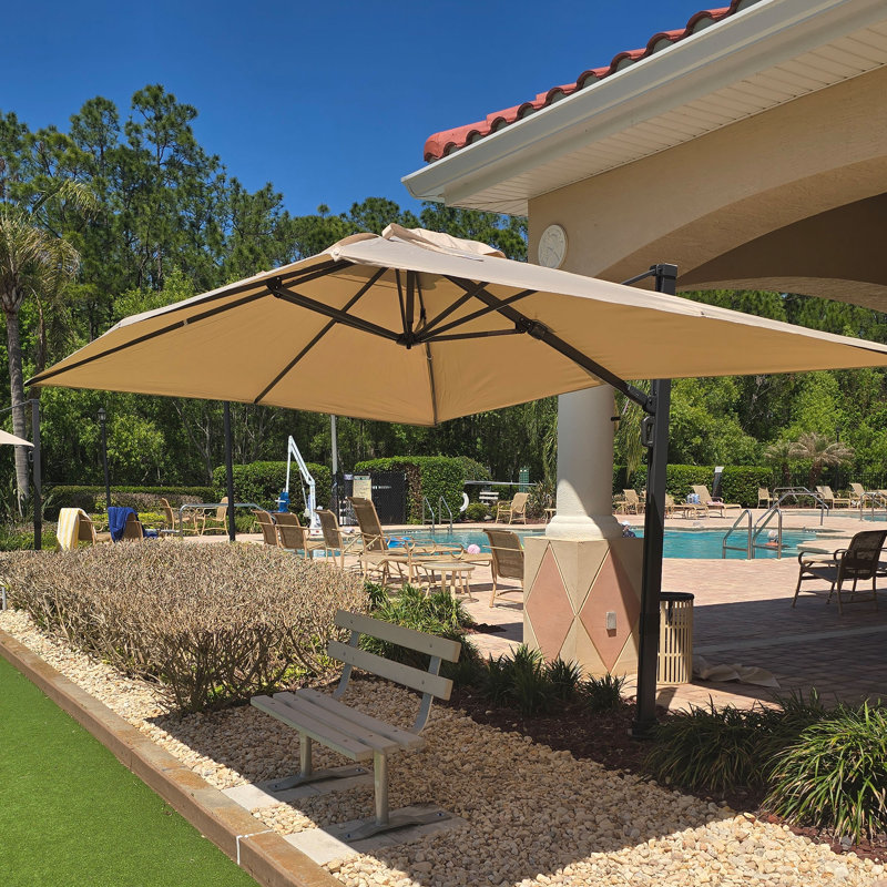 Parasol rectangulaire en porte-à-faux à manivelle avec base relevable 108 po x 144 po Kris, beige, Beige