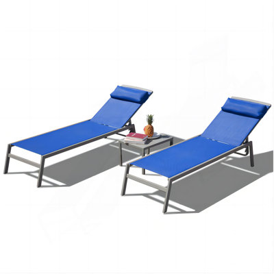 Ensemble de chaises longues de patio, chaises longues de piscine à dossier réglable en aluminium 3 pièces et fauteuil inclinable en textilène avec repose-tête (bleu, 2 chaises longues + 1 table)