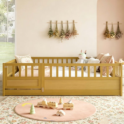 Lit double Montessori avec rails et porte de sécurité, cadre de lit pour tout-petit en bois naturel avec lattes de soutien, lit d'enfant pour un sommeil indépendant et sécuritaire