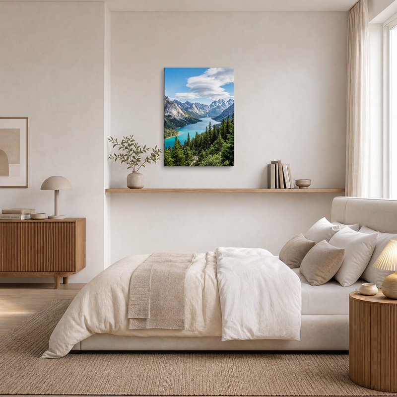 Tableau sur toile représentant une chaîne de montagnes enneigées surplombant un lac turquoise, H 36 po x l 24 po