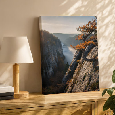 Toile, arbre solitaire balayé par le vent avec des feuilles d'automne dorées