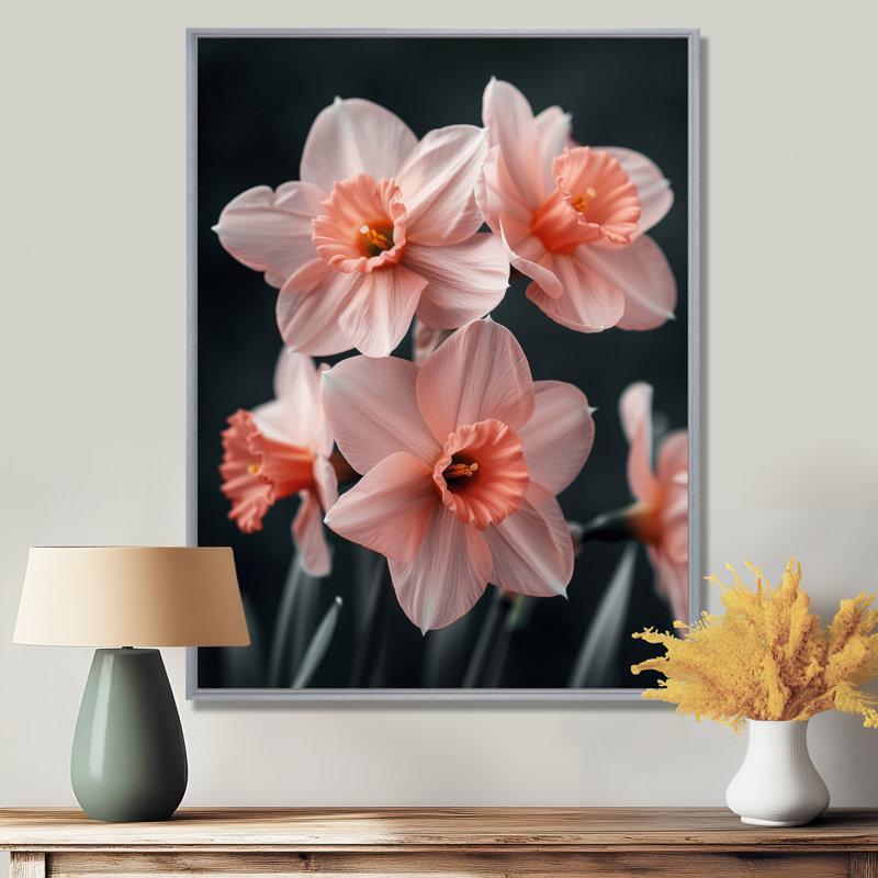«Pink Black Ethereal Emblem Daffodils» - impression d'art mural jonquilles, H 34 po x l 44 po, Encadrement argenté