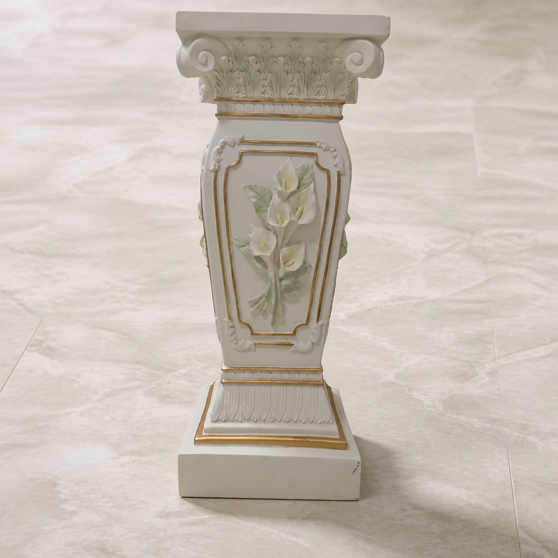 Piédestal d'exposition sculpté en forme de colonne romaine de motifs floraux