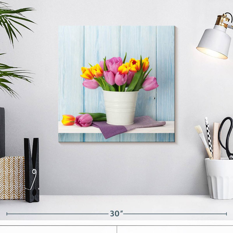 Harnek tulipes dans un seau, H 16 po x l 16 po