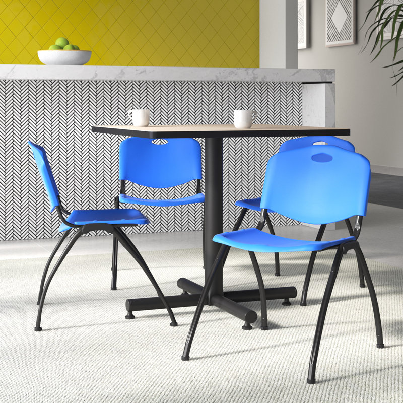 Table de salle de repos carrée Nicklo, chaises empilables 4 M, Cerisier, Bleu, 48 po
