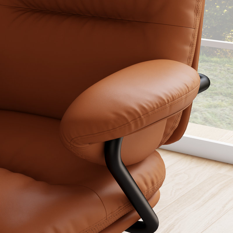 Fauteuil de bureau pivotant Avenor de 66 cm de large en similicuir avec base en bois massif, Brun