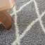 Tapis à poil long gris à motif géométrique personnalisé Aaleigha-273375372