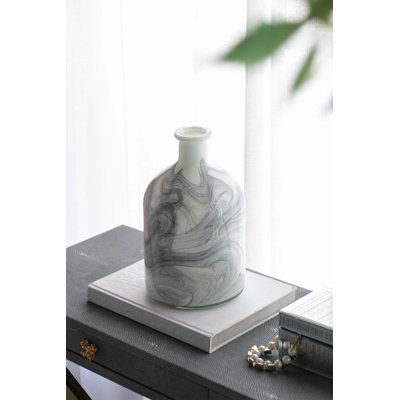 Vase artistique en céramique avec motif tourbillonnant noir et blanc, taille compacte, idéal pour les arrangements floraux et les décorations modernes.