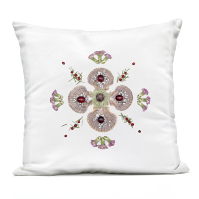 Coussin d'extérieur imprimé Clam Shells & Botanicals, par Beth Adoette