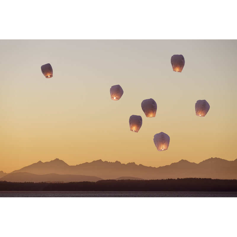 «Sky Lanterns Flying Upward» par Klikk - photographie sur toile tendue, H 8 po x l 12 po