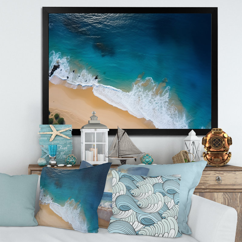 Vue aérienne de la plage côtière III - art mural plage, Cadre flottant doré, H 16 po x l 32 po x P 1 po