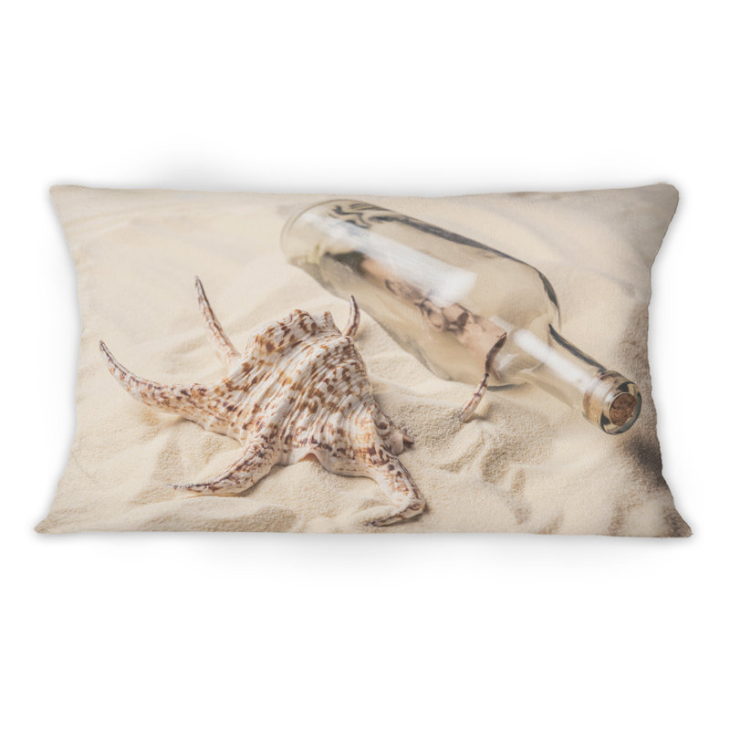 Coquillage et bouteille avec lettre sur la plage de sable - coussin décoratif nautique et côtier