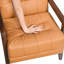 Chaise en cuir orange avec siège confortable et base noyer avec accents contemporains rembourrés de mousse flamboyante-252024747
