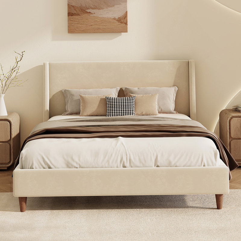 Lit plateforme tapissier avec une superbe tête de lit à oreilles et des pieds ronds en bois massif pour une chambre à coucher confortable et élégante
