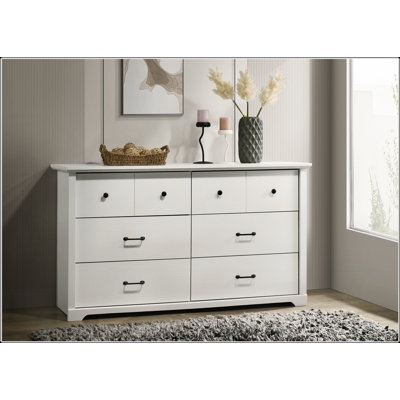 La commode blanche à 6 tiroirs Elara de 57 pouces de large avec poignées noires est une solution de rangement durable et élégante pour les chambres modernes