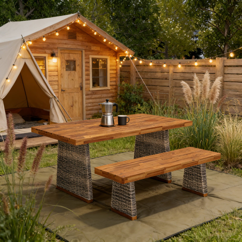Ensemble de salle à manger d'extérieur en bois d'acacia avec table à lattes et banc pour une réception de patio durable et élégante.
