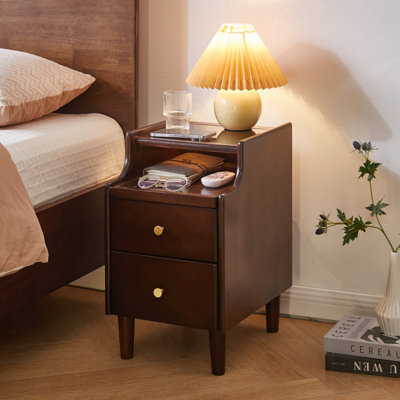 Table de chevet en bois massif avec deux tiroirs et panneau coulissant, idéale pour le rangement et la commodité de la chambre à coucher et du salon.