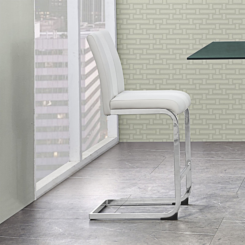 Ensemble de quatre tabourets de bar de qualité supérieure avec plusieurs caractéristiques fonctionnelles pour un confort et un style améliorés dans votre bar ou votre cuisine.