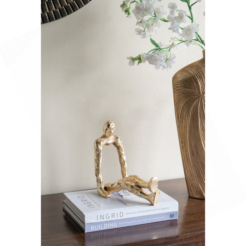 Figurine humaine abstraite assise en or 8,3 x 4,7 x 8,7 po avec finition or texturée