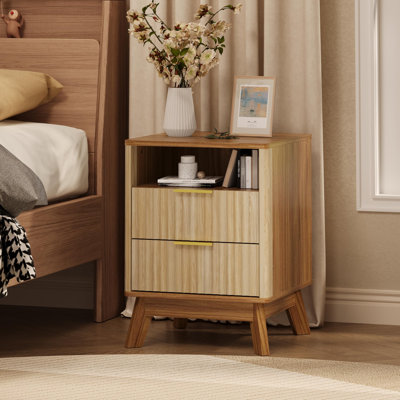 Table de chevet cannelée avec station de charge, table de chevet moderne de 18 pouces avec plateau en faux marbre, table de chevet 2 tiroirs avec casier ouvert, 2 prises CA et 2 ports USB, table de bout pour la chambre à coucher et le salon