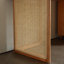 Bureau moderne en bois massif avec rotin et 3 tiroirs