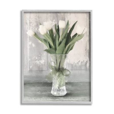 «Farmhouse Distress White Tulips» par Lori Deiter - Cadre flottant, impression sur bois