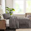 Ensemble de couvre-lit 3 pièces gris foncé avec décoration et détails plissés. Microfibre, rembourrage, entretien facile pour grand lit. Coins, attrait intemporel-120944949-120944953