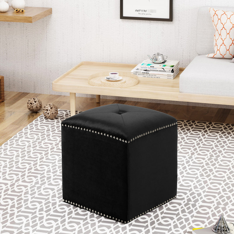Velours carré noir avec coussin et rebord clouté élégant - rembourrage confortable de 16,5 po x 17 po