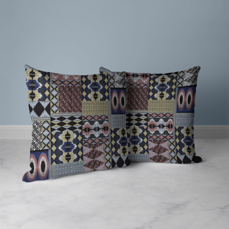 Coussin décoratif intérieur / extérieur Patched Perfection Patchwork, Bleu / patchwork rose, H 16 po x l 16 po